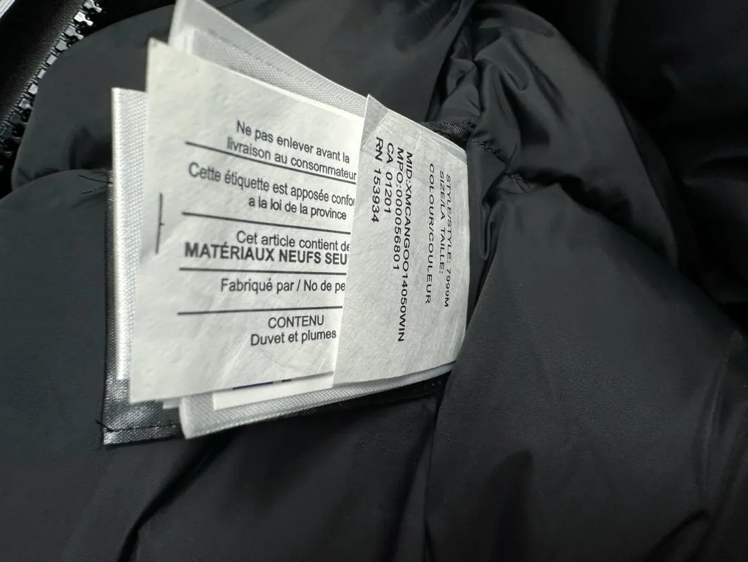 [Canada goose] 01 Exdition Parka Down Jacket for Couples Authentic original version, you need to compare Authentic to check it at any time, accessories are all customized from the original factory 💯The softness and hardness of the fabric is compared with Authentic, and it can be restored by kneading at will (fabric misunderstanding: fabrics with high hardness are not waterproof. Only those who buy the latest Authentic version this year will notice the softness and comfort of the fabric) 💯Down is synchronized with Authentic white duck down, fluffy and not clumps Electronically controlled velvet filling machine 💯Customized Authentic YKK military-grade copper core zipper puller, high hardness and no jamming 💯The fur collar is purchased from Western Canada coyote skin original customization 💯All workmanship and wiring are controlled by workers with more than ten years of service. They must be horizontal and vertical, and are not allowed to be crooked. The inner wiring density is more sophisticated. Feel free to compare 💯labels, collar labels, washed labels, hangtags, zipper cords, pocket labels Back logo, collar velvet, Velcro fasteners, and cuffs. All details are updated simultaneously with Authentic. The best version with the most complete colors. All kinds of battle goods. Size: XS-XXL.